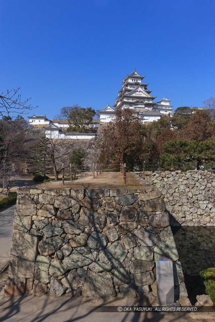 喜斎門跡から天守を望む