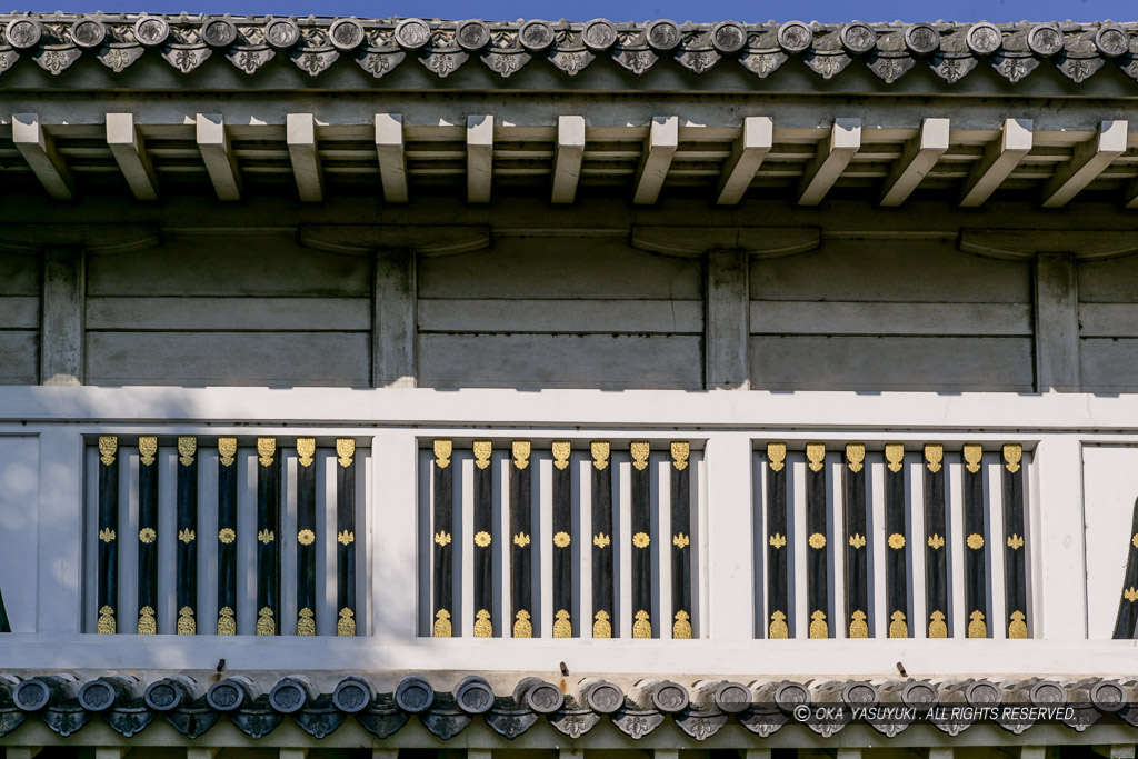 菱の門・格子窓