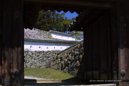 ろの門を狙う鉄砲狭間|高解像度画像サイズ:1440 x 960 pixels|写真番号:107-0704_IMG|撮影:Canon EOS D30