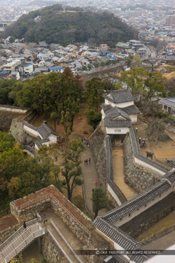 天空の白鷺からはの門・にの門を望む｜高解像度画像サイズ：3591 x 5386 pixels｜写真番号：1P3J3401｜撮影：Canon EOS-1Ds Mark III