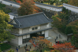 天守から望む菱の門|高解像度画像サイズ:2966 x 1977 pixels|写真番号:253-5308_IMG|撮影:Canon EOS D60