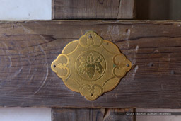 折廻櫓2階・釘隠の五三の桐の意匠|高解像度画像サイズ:6720 x 4480 pixels|写真番号:5D4A6301|撮影:Canon EOS 5D Mark IV