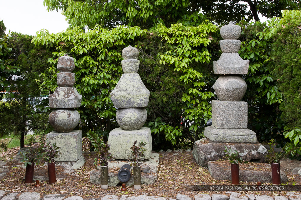 姫路城主池田利隆・伊木忠繁と母の供養塔・正入寺