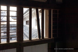メンテナンス用途の木格子窓|高解像度画像サイズ:6720 x 4480 pixels|写真番号:5D4A4704|撮影:Canon EOS 5D Mark IV