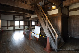 乾小天守2〜3階の階段|高解像度画像サイズ:6720 x 4480 pixels|写真番号:5D4A4717|撮影:Canon EOS 5D Mark IV