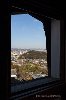 乾小天守4階火灯窓・男山を望む|高解像度画像サイズ:4254 x 6381 pixels|写真番号:5D4A4732|撮影:Canon EOS 5D Mark IV