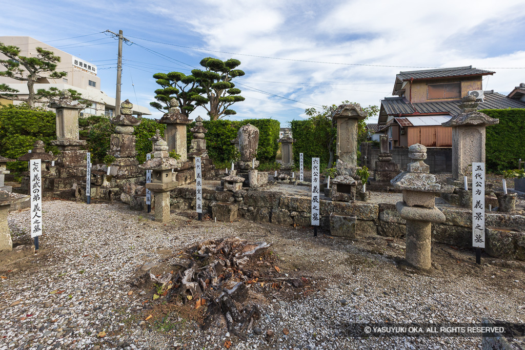 阿波公方一族の墓所・西光寺