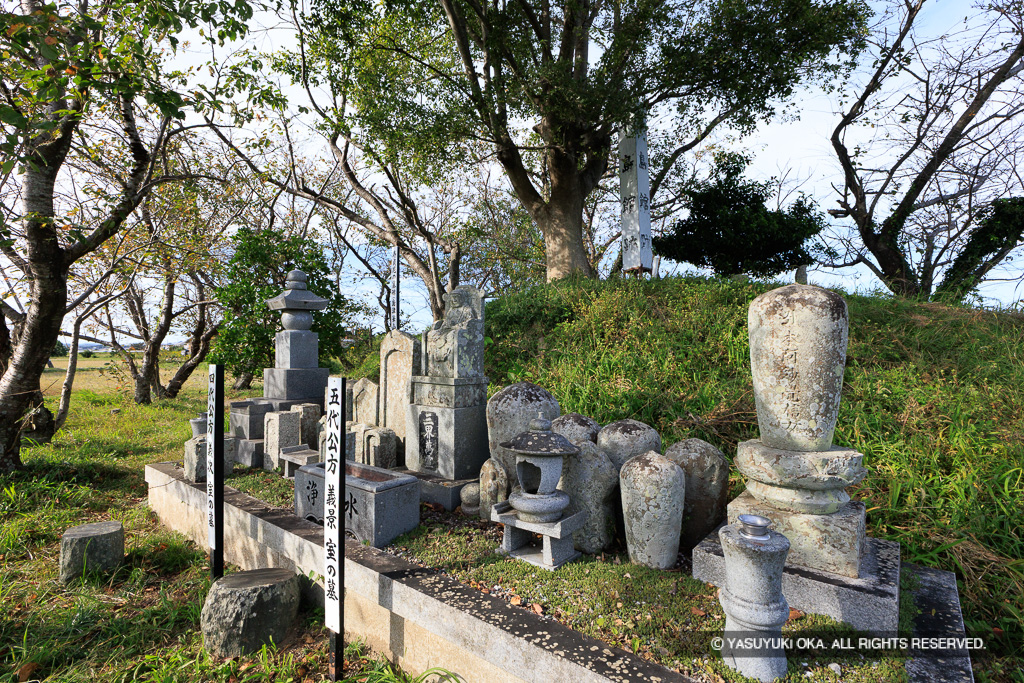 四代公方 義次 室の墓・五代公方 義景 室の墓・平島館跡