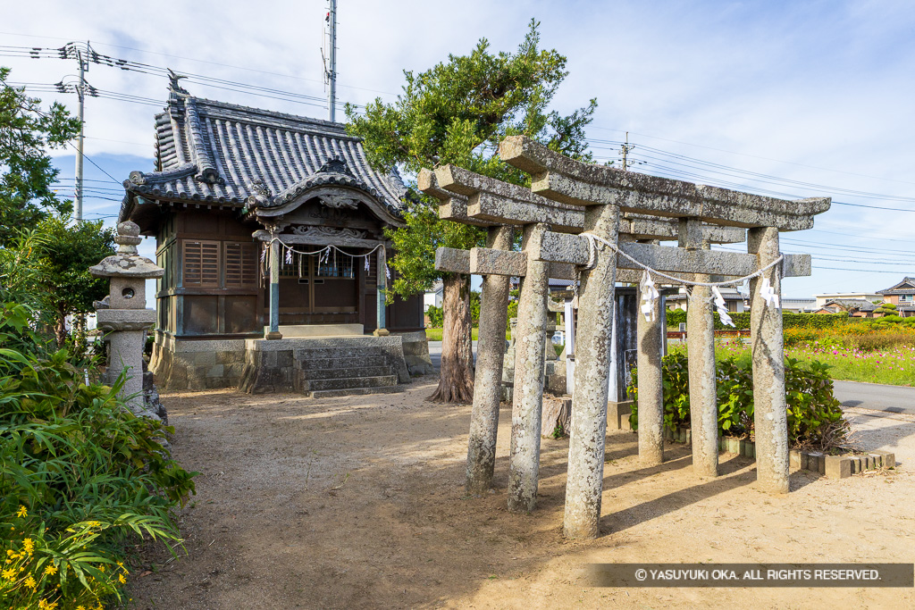 平島館移築石灯籠と鳥居・古津八幡神社
