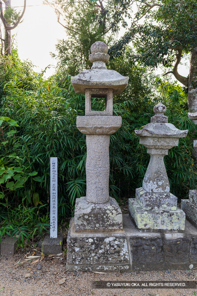 石灯籠・初代足利公方 足利義冬建立・古津八幡神社