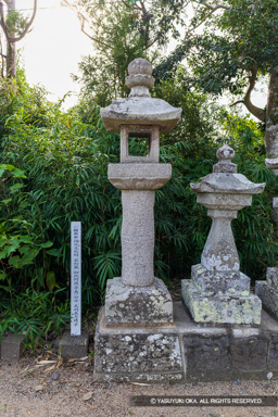 石灯籠・初代足利公方 足利義冬建立・古津八幡神社 | 高解像度画像サイズ：5464 x 8192 pixels | 写真番号：6F1A0216 | 撮影：Canon EOS R5m2