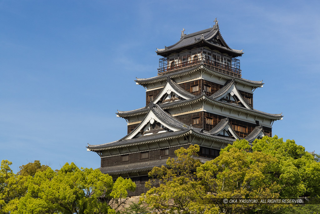 内堀から見る広島城天守閣（新緑）