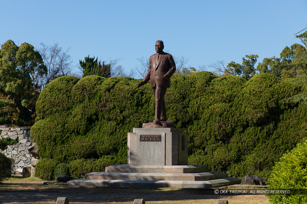 池田勇人の銅像