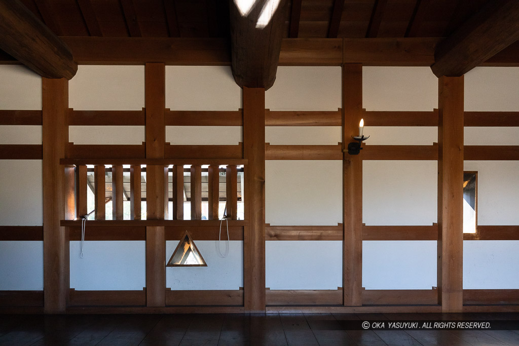広島城二の丸多聞櫓内部・格子窓と狭間