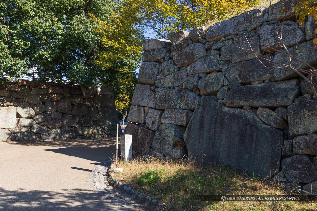 広島城本丸中御門跡と鏡石