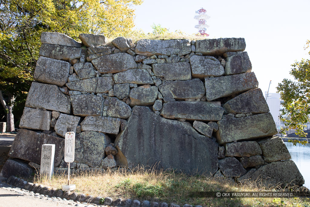 広島城本丸中御門跡と鏡石