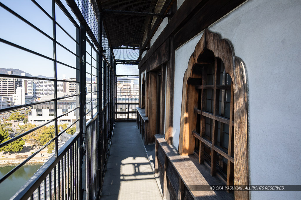 広島城天守閣最上階の花頭窓
