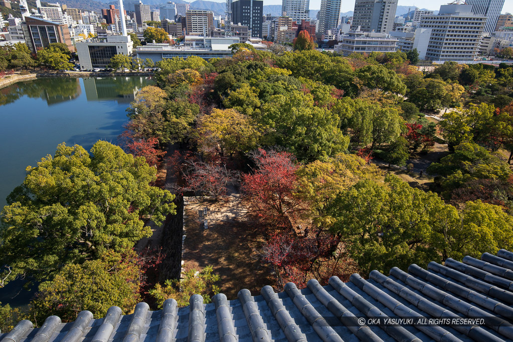 広島城天守閣から東を望む