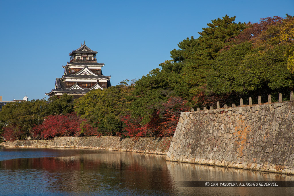 内堀から見る広島城天守閣