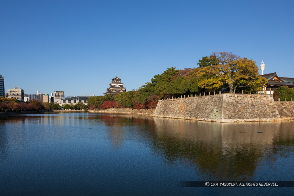内堀から見る広島城本丸と天守閣
