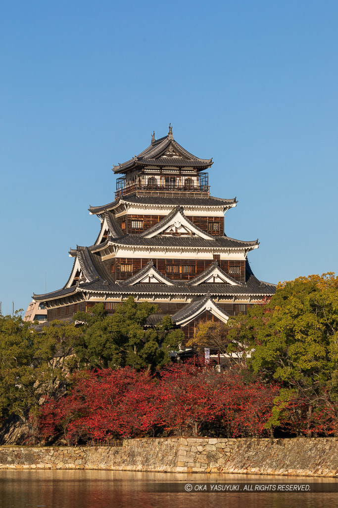 内堀から見る広島城天守閣