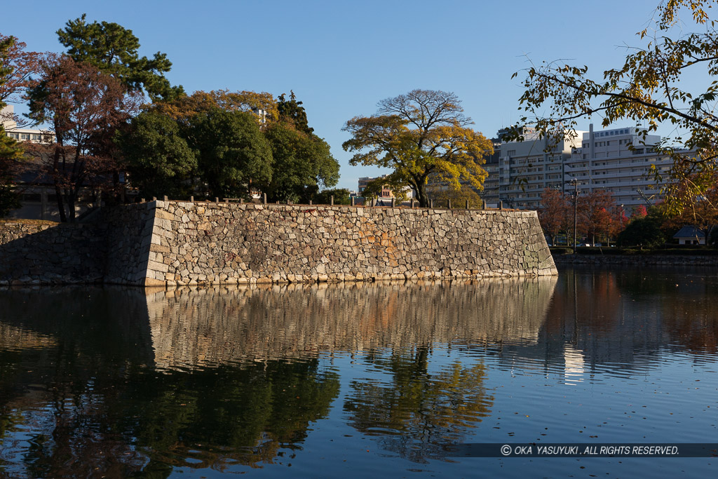 内堀から見る広島城本丸櫓台