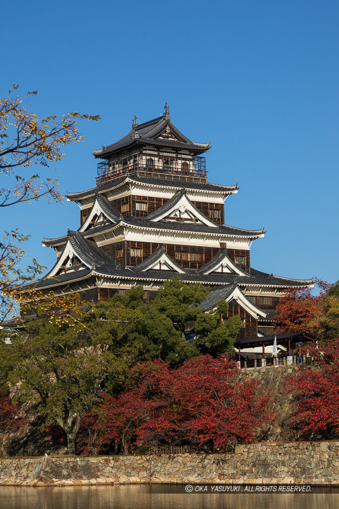 内堀から見る広島城天守閣