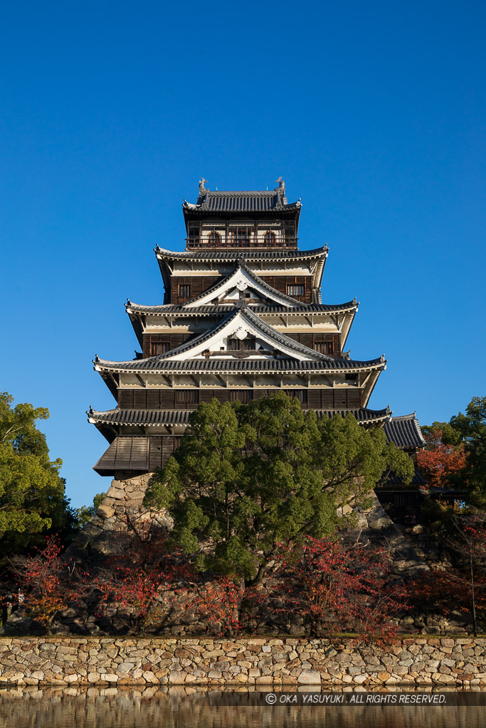 内堀から見る広島城天守閣