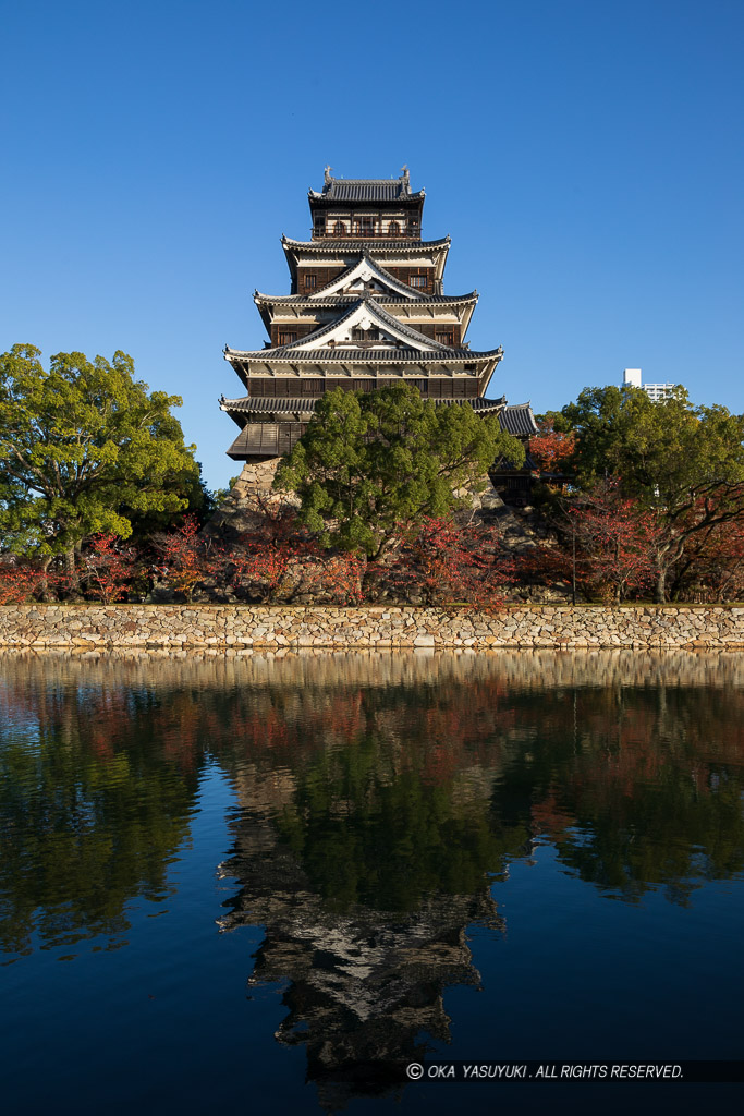 内堀から見る広島城天守閣