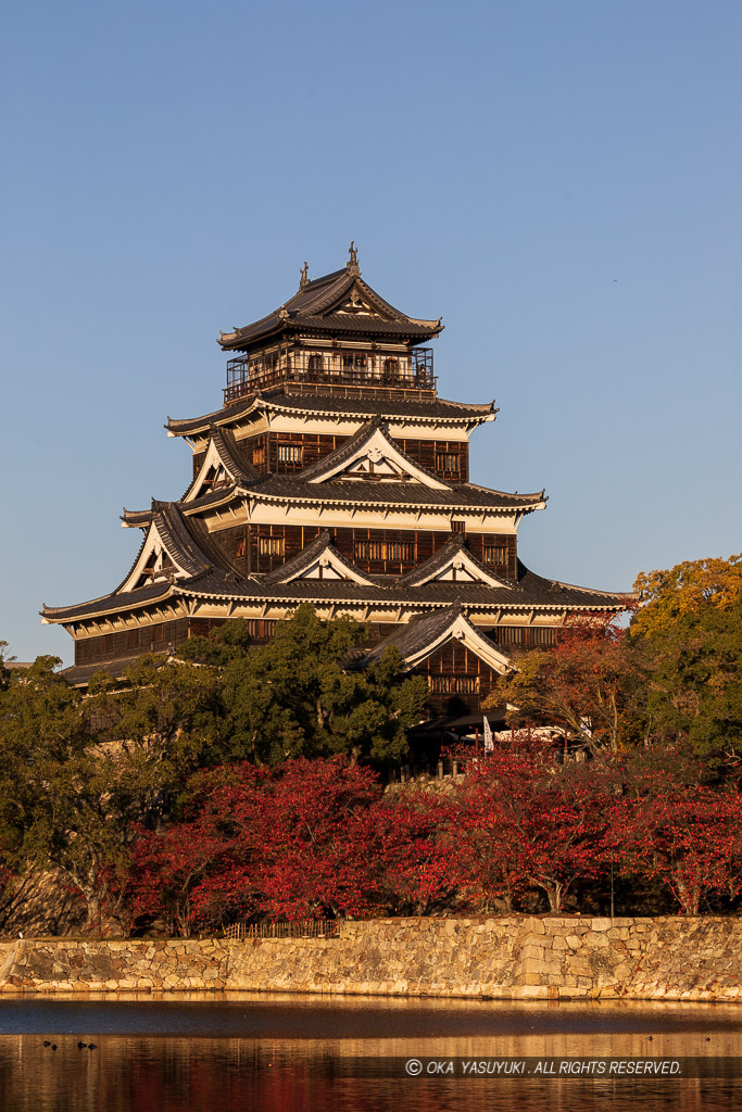 夕日に染まる広島城（黄昏）