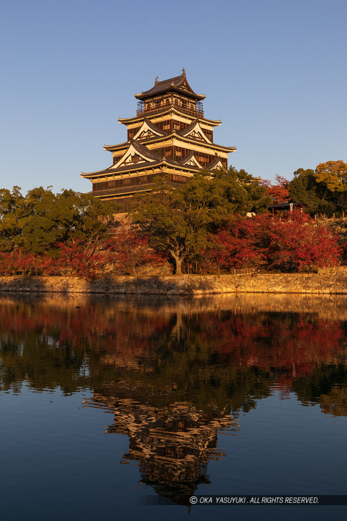 夕日に染まる広島城（黄昏）