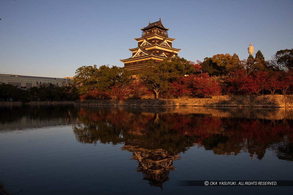 夕日に染まる広島城（黄昏）