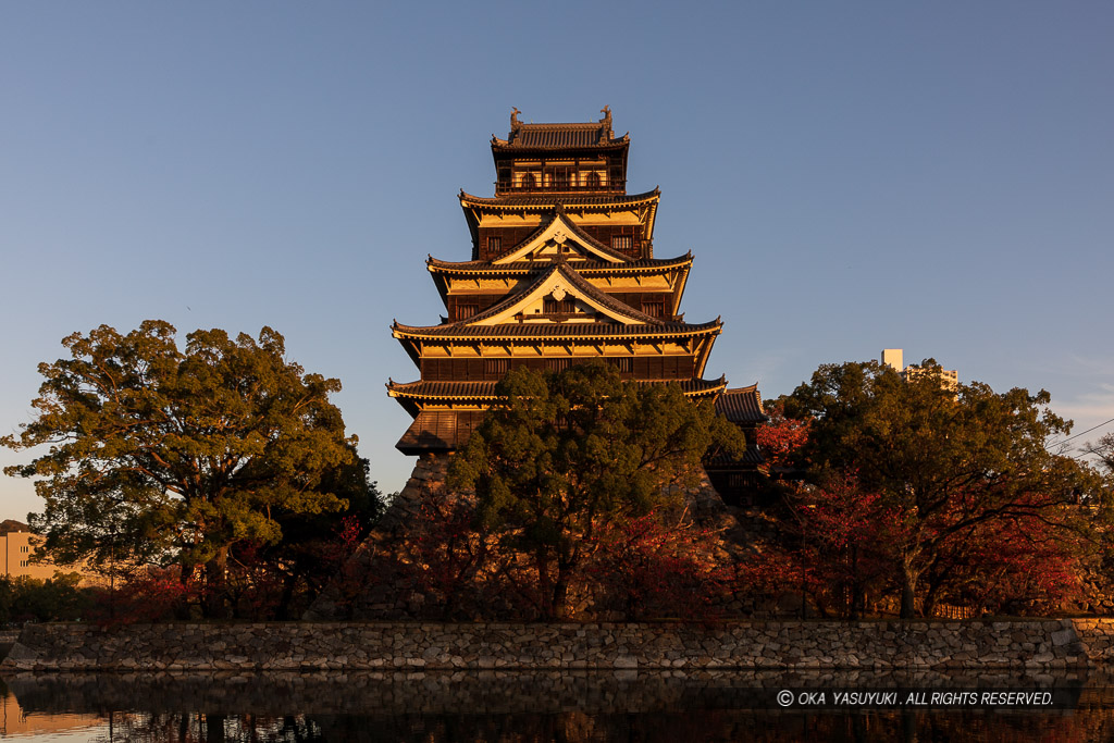 夕日に染まる広島城（黄昏）