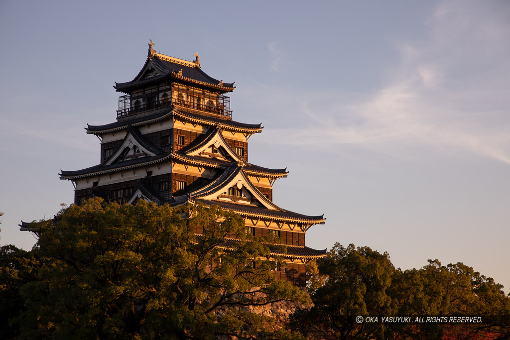 夕日に染まる広島城（黄昏）