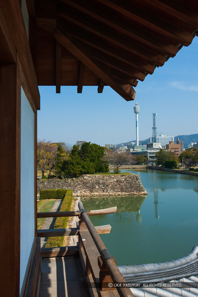 広島城二の丸太鼓櫓2階から東を望む