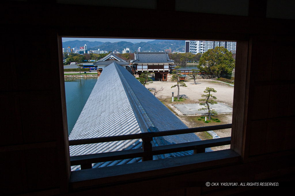広島城二の丸太鼓櫓2階から西を望む