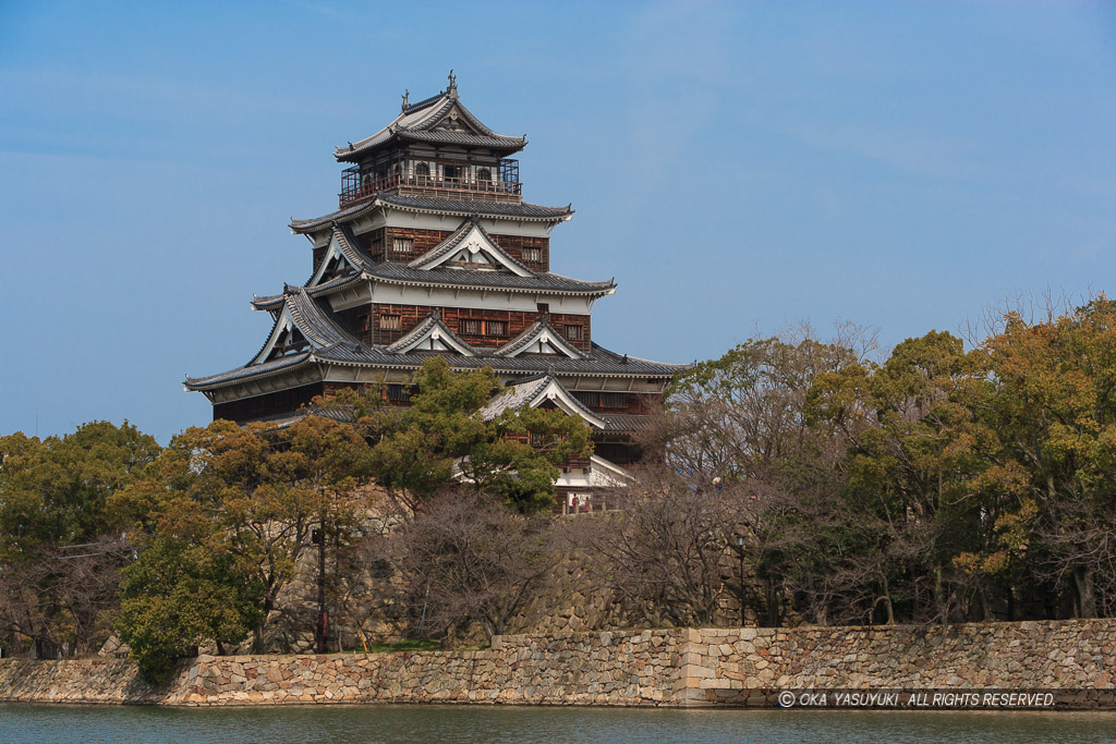 内堀から見る広島城天守閣, 広島城