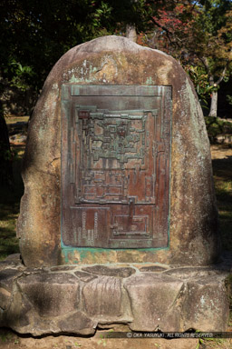 広島城の縄張図的石碑｜高解像度画像サイズ：4480 x 6720 pixels｜写真番号：5D4A4215｜撮影：Canon EOS 5D Mark IV
