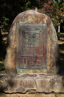 広島城の縄張図的石碑|高解像度画像サイズ:4480 x 6720 pixels|写真番号:5D4A4215|撮影:Canon EOS 5D Mark IV