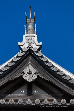広島城天守閣最上階入母屋|高解像度画像サイズ:4480 x 6720 pixels|写真番号:5D4A4222|撮影:Canon EOS 5D Mark IV