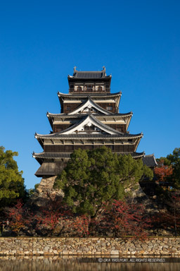 内堀から見る広島城天守閣|高解像度画像サイズ:4436 x 6654 pixels|写真番号:5D4A4371|撮影:Canon EOS 5D Mark IV