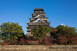 内堀から見る広島城天守閣|高解像度画像サイズ:6681 x 4454 pixels|写真番号:5D4A4375|撮影:Canon EOS 5D Mark IV