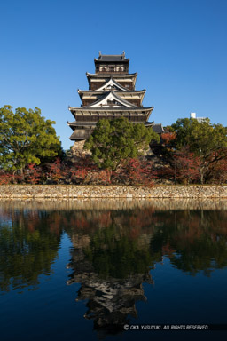内堀から見る広島城天守閣|高解像度画像サイズ:4480 x 6720 pixels|写真番号:5D4A4386|撮影:Canon EOS 5D Mark IV