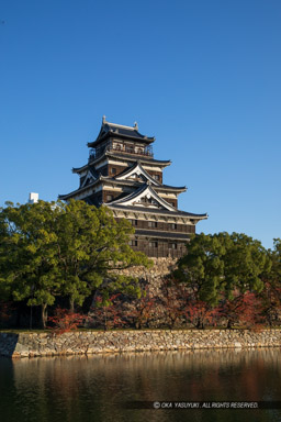 内堀から見る広島城天守閣|高解像度画像サイズ:4480 x 6720 pixels|写真番号:5D4A4401|撮影:Canon EOS 5D Mark IV