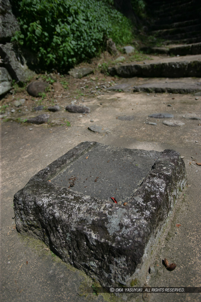 人吉城の御下門礎石