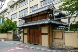 茨木城復元櫓門・茨木小学校｜高解像度画像サイズ：3998 x 2660 pixels｜写真番号：53BS4609｜撮影：Canon EOS-1DS