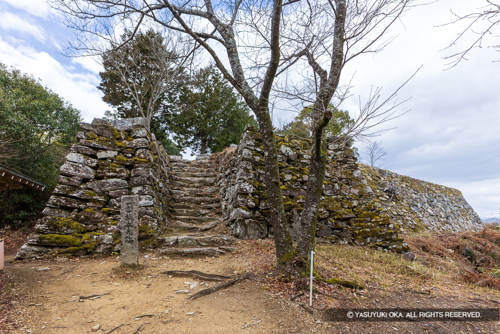 本丸石垣・井戸跡
