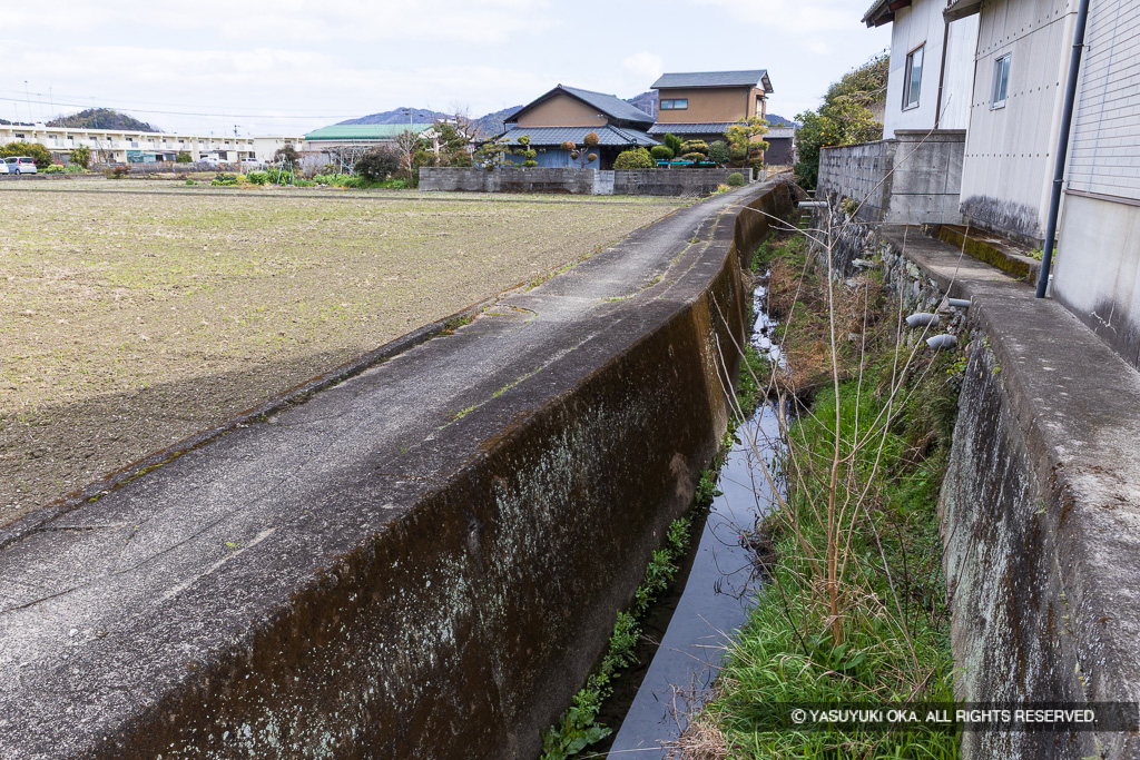 寄神社「御殿居」堀跡か