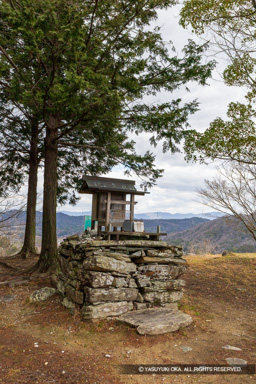 本丸の祠 | 高解像度画像サイズ：5464 x 8192 pixels | 写真番号：6F1A3766 | 撮影：Canon EOS R5m2