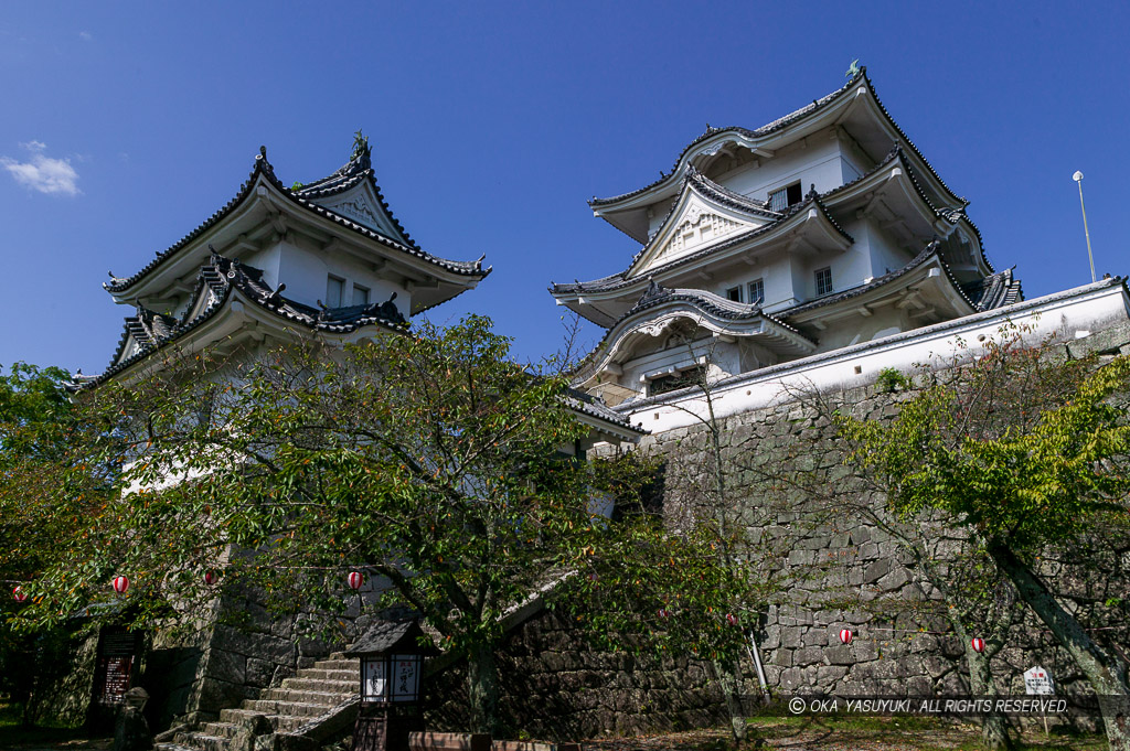 伊賀上野城大天守と小天守（夏）